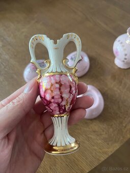 Sada dekorativních růžových porcelánových mini váziček a dóz - 8