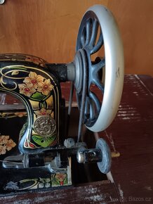 Starý stolní šicí stroj SINGER - 8