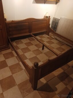 Skříň, komoda, postel, noční stolky z masivu - 8