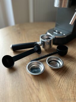 Kávovar DeLonghi Dedica Espresso EC 685.BK - 8