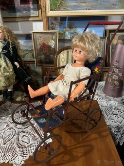 Starý retro kočárek pro panenky – kovový rám,60.–70. léta - 8