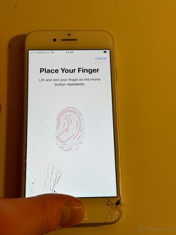 iPhone 8 64gb Silver, 77% batarie Rozbito Sklo. - 8