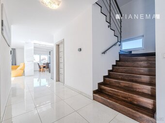 POUZE U NÁS Na prodej 5i velkorysý dům, Zamarovce, okres TN - 8