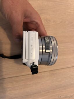 Sony Nex-3N + 2 objektivy + příslušenství - 8