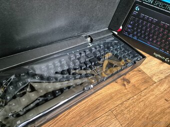 Mechanická klávesnice Logitech G810 Orion Spectrum - 8