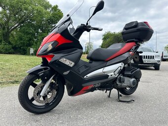 Aprilia SR MAX 300 - 8