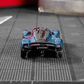 Hot Wheels Elite 64 Aston Martin Valkyrie - 8