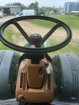 Kolový traktor John Deere 8330 - 8