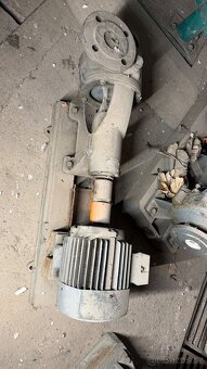 ELEKTROMOTOR S ČERPADLEM - 8