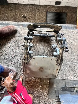 PRODÁM ORIGINÁLNÍ SPODEK SEDADLA ZETOR - 8