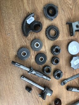 Prodám náhradní díly na motocykl ČZ 175 / 476 a čz 125/476 - 8
