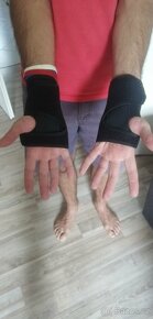 Ortéza na zápěstí práva a levá. - 8