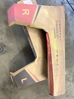 Prodám blatniky a lemy , mazda 323 BJ - 8