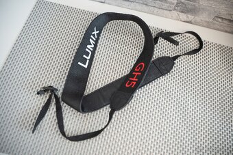 Panasonic GH5S + 2 objektivy + příslušenství - 8