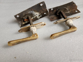 Okenní kličky,půlolivky MOSAZ zlatá,1920 - 8