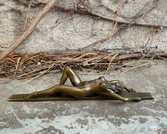 Bronzová socha nahá dívka erotické těžítko akt - 8