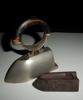 Starožitná menší žehlička s nahřívací cihličkou - 8