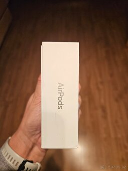 Apple AirPods 2 s nabíjecím pouzdrem - 8