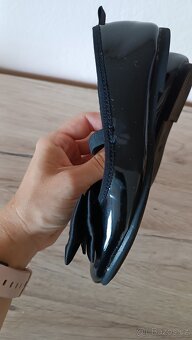 Černé lesklé balerínky s mašlí H&M - 8