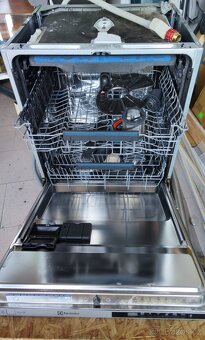 Americká lednice, dětské kolo, myčka nádobí a jídelní stůl. - 8