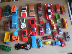Krabice plná autíček. - 8
