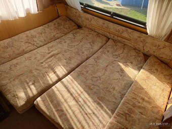 Karavan Dethleffs camper se stanem a zimní plachtou - 8