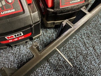 Držáky na baterie a zařízení Milwaukee 18V - 8