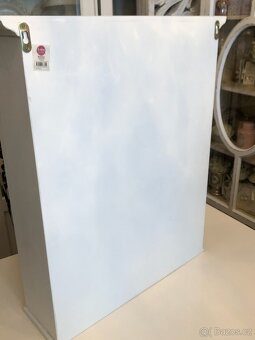 Závěsná skříňka na zeď v bílé barvě - 8