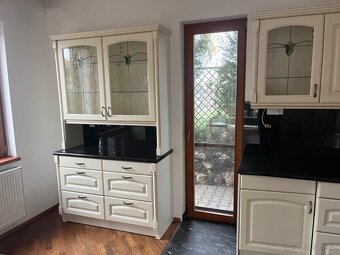 Plně vybavená kuchyně - chybí pouze varná deska - 8