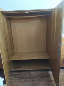 Šatní skříň, příborník,knihovna, komoda,peřiňák, noční stole - 8