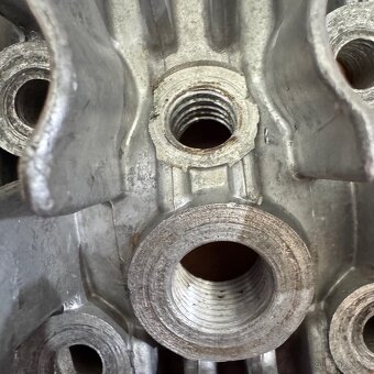 Stadion S11 - hlava motoru 1957 , dekompresor - 8