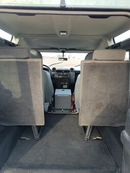 Land Rover Defender 90 - 8