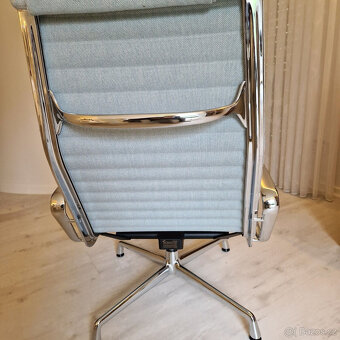 Křeslo VITRA Eames EA 124125 s podnožkou - 8