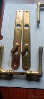 Staré mosazné kování. - 8