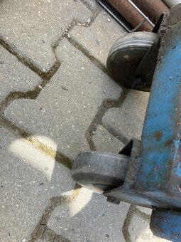 Starý historický kompresor s motorem ČKD - 8