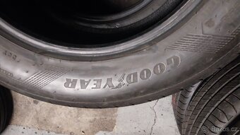 Prodám 2 x letní pneu Goodyear 255/55/18 - 8