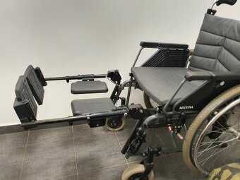 skládací invalidní vozík MEYRA polohovací podnožky - 8