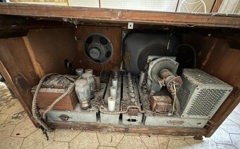 Historický radiotelevizor Tesla 4002A, vyrobený 1954 - 8