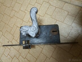 Velké staré kování se zámkem a klikou - 8