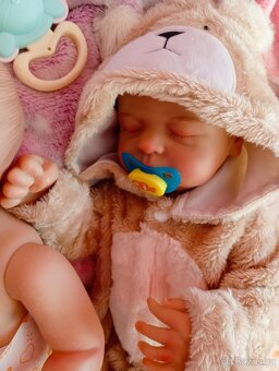 Realistická Reborn panenka spící medvídek - 8