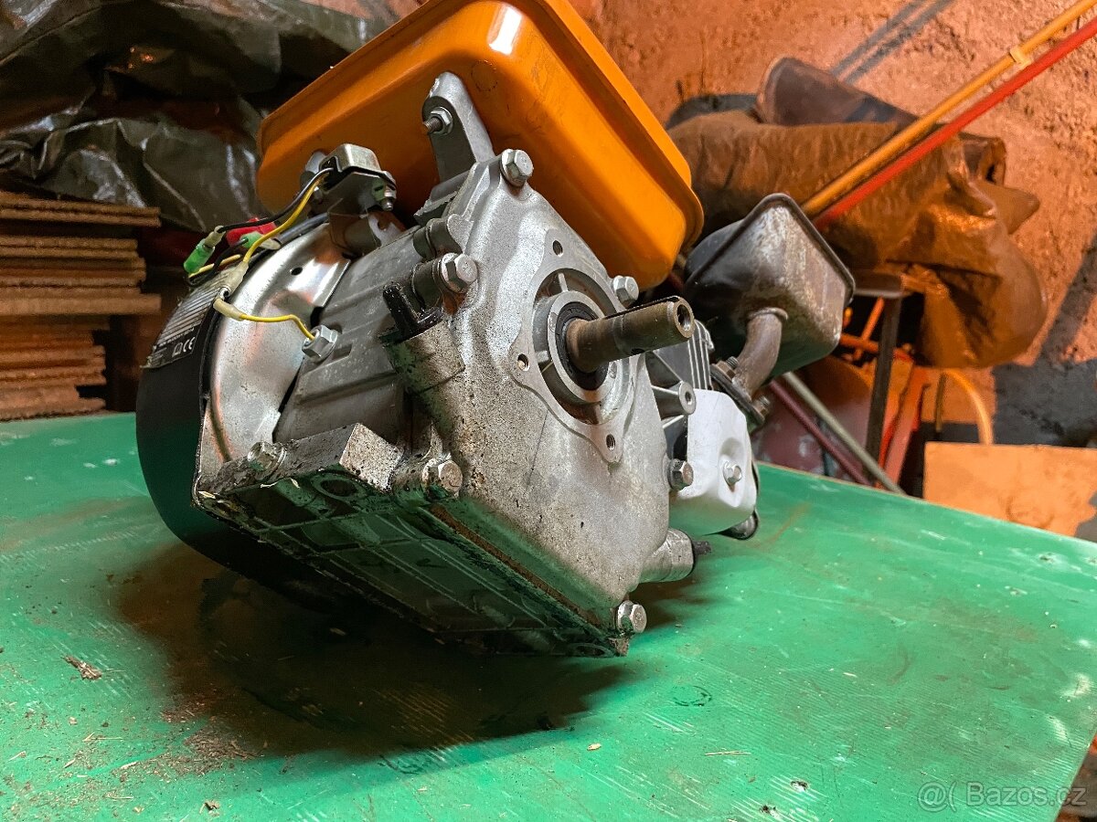 prodám požitý 4taktní motor viz foto 6,5 - 9