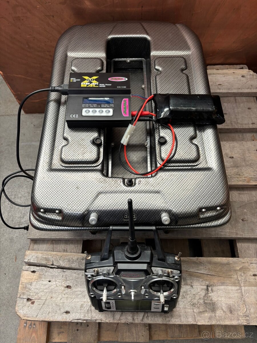 Zavážecí loďka Carp Madness - 9