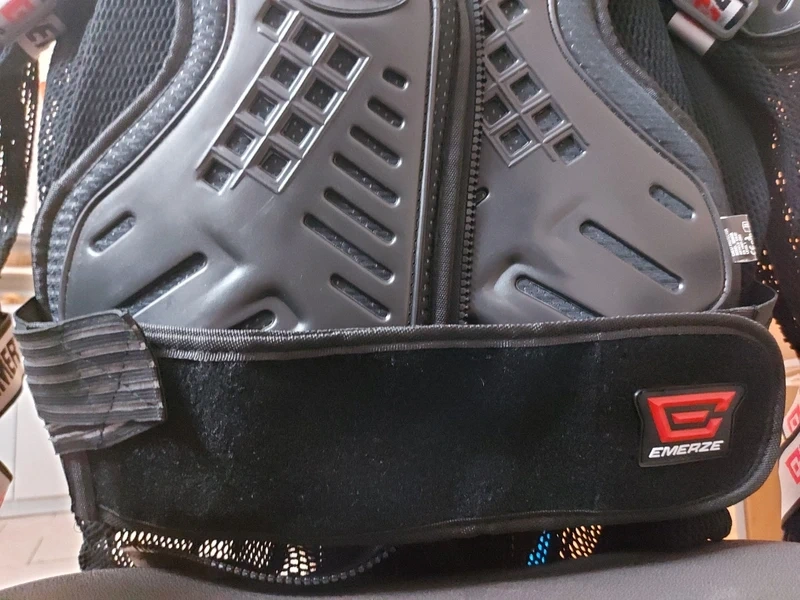 chránič těla značky EMERZE - 9