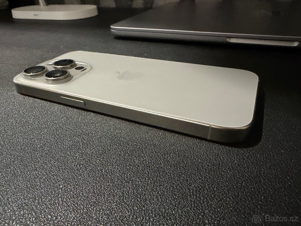 Apple iPhone 15 Pro - 9