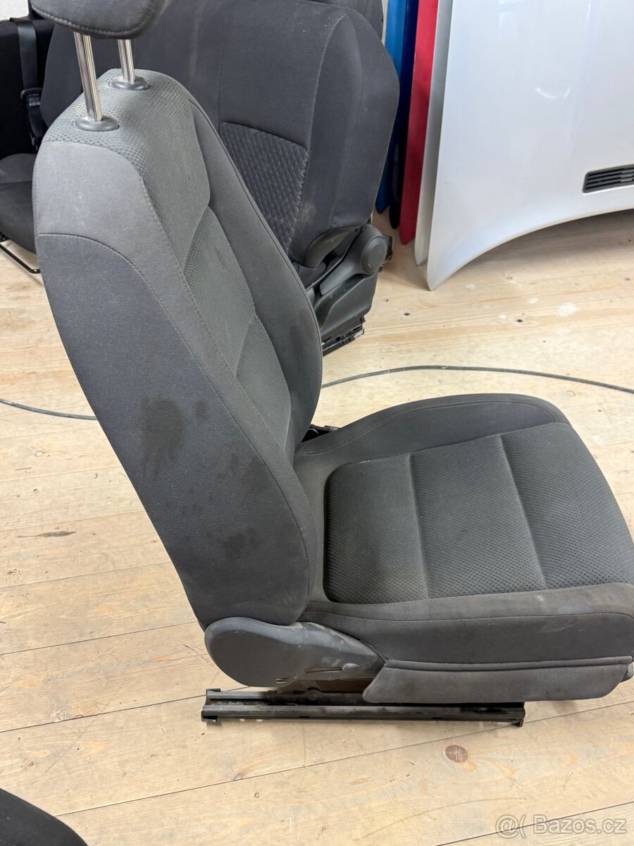 VW Touran 1T3, sedačky - 9