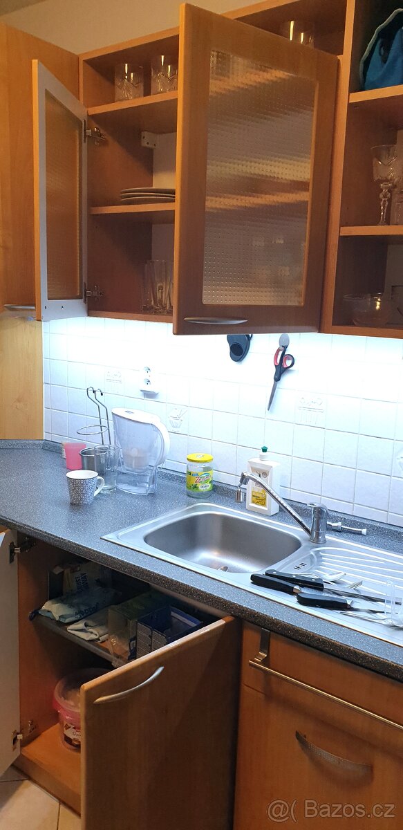 kuchyň s funkčními spotřebiči v zachovalém stavu - 9