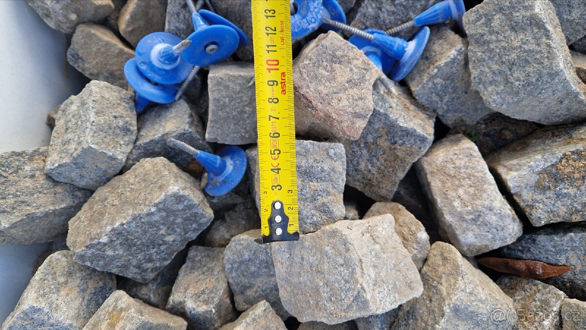 Dlažební kostky. Menší - 9