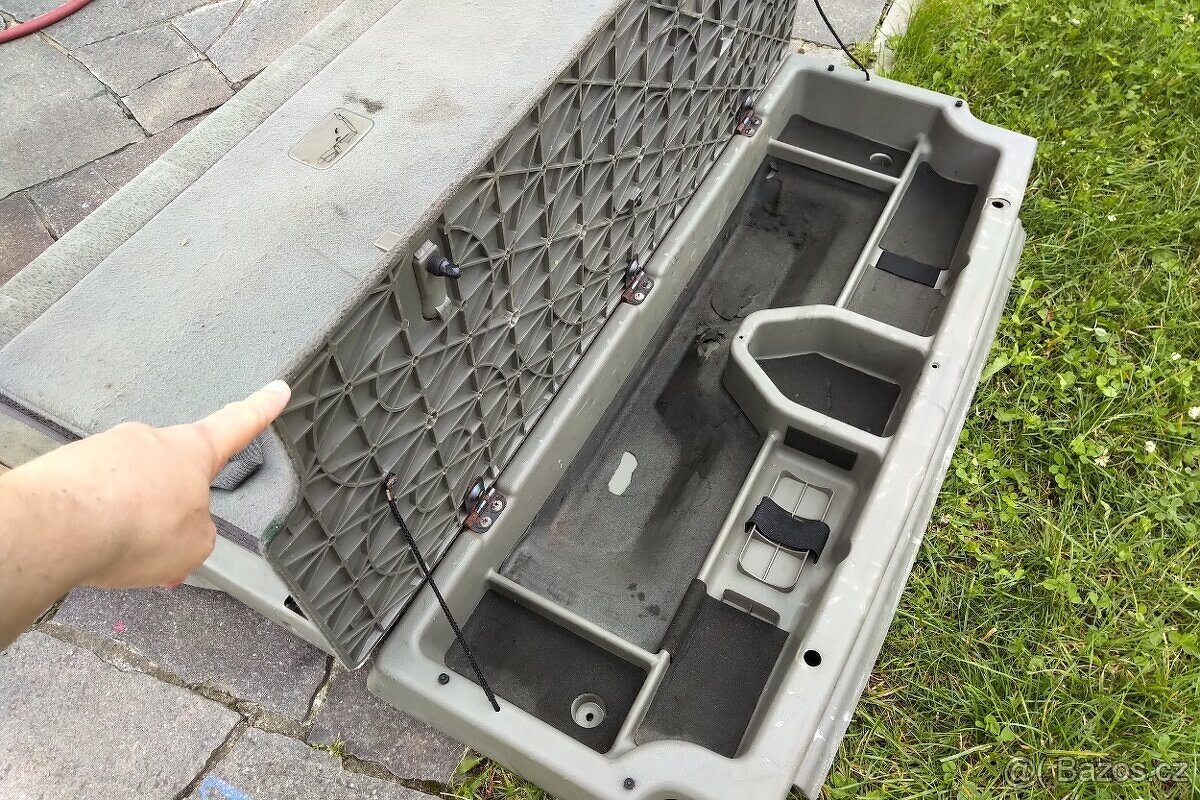 Třetí řada sedadel Ssangyong Rexton +pásy plasty, úložný box - 9