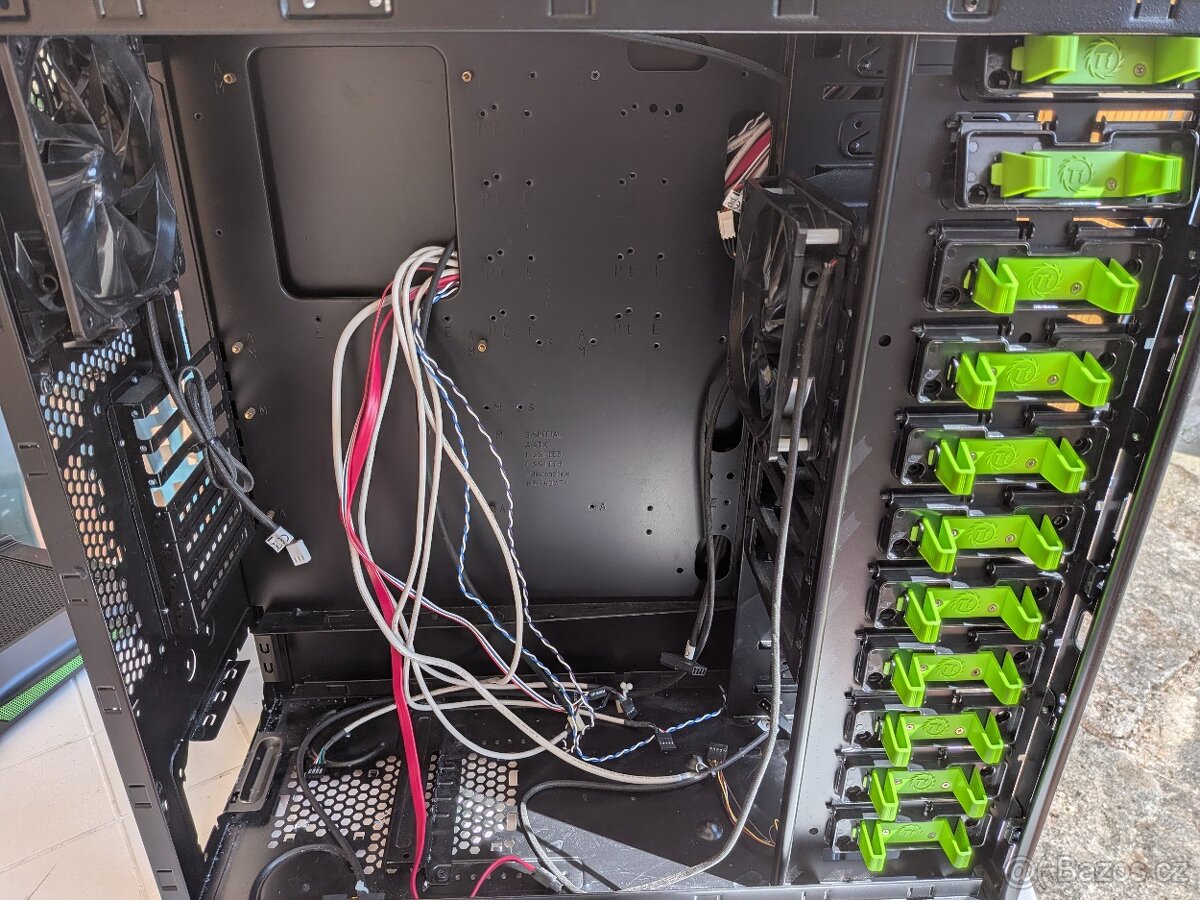 Ikonická PC skříň Thermaltake Element V NVIDIA Edition - 9