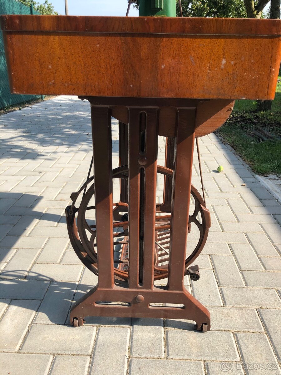 Starý šicí stroj Minerva - 9
